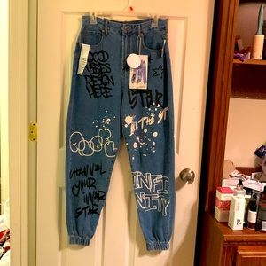 S. O. N. G. Jeans words printed tie hem